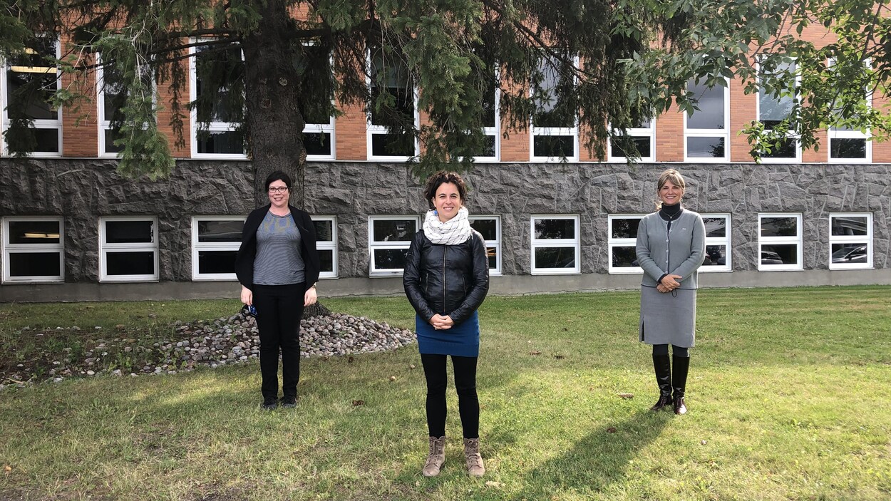 Trois femmes devant le Cégep de Jonquière.