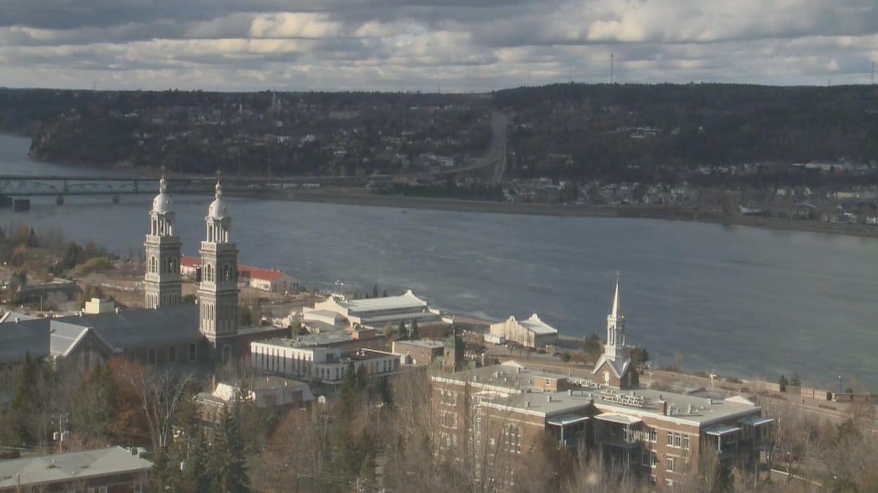 Des bâtiments de Saguenay sont bien visibles malgré le ciel nuageux.