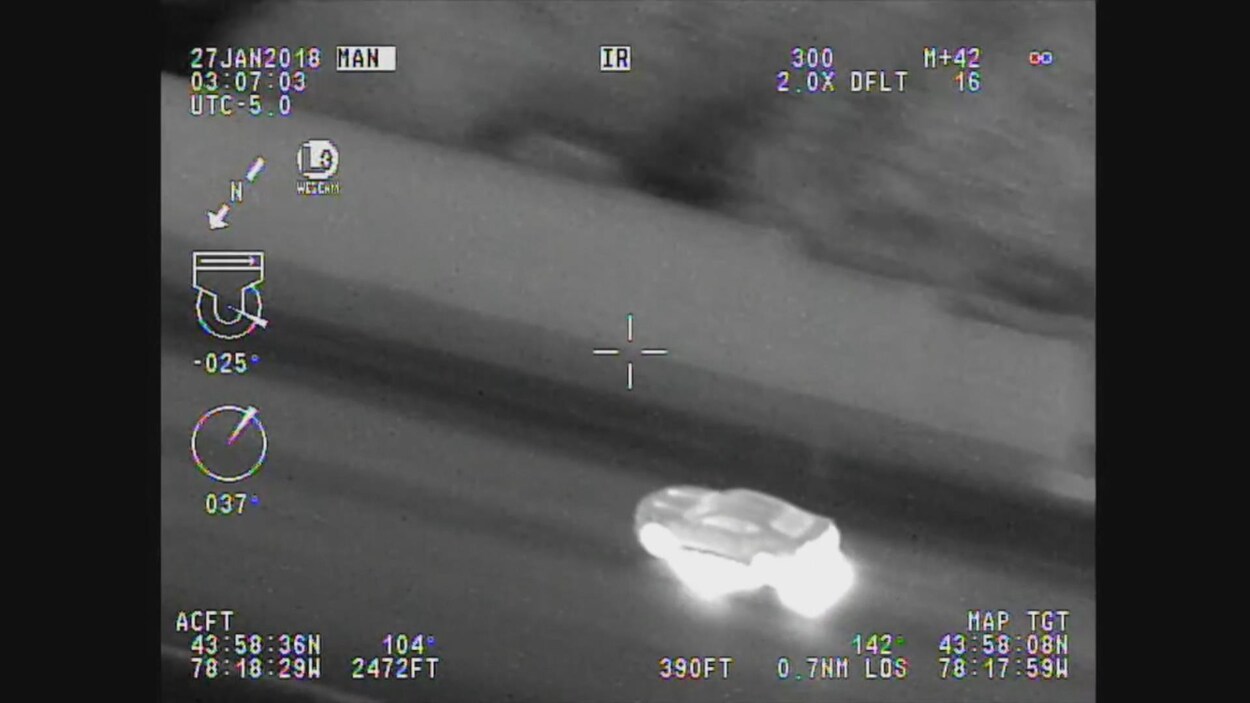 Image de la voiture poursuivie en blanc. Image de la voiture poursuivie en blanc.