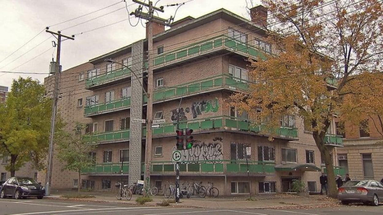 Vue de l'immeuble, à l'angle des rues Marie-Anne et De La Roche.