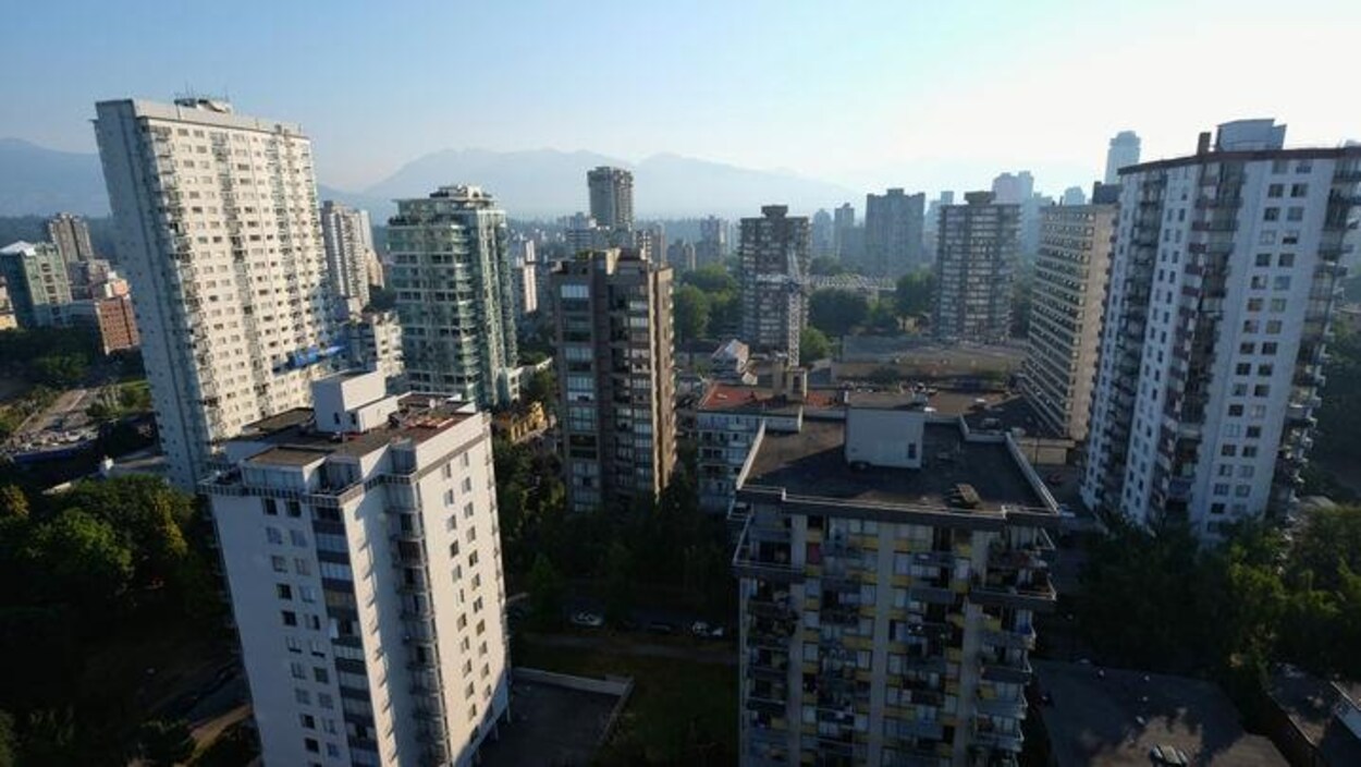 Point de vue de la ville de Vancouver depuis la fenêtre d'une tour à logements Point de vue de la ville de Vancouver depuis la fenêtre d'une tour à logements