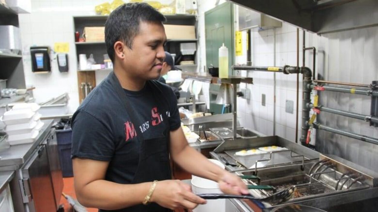 Marson Ocampo debout dans la cuisine de son restaurant.