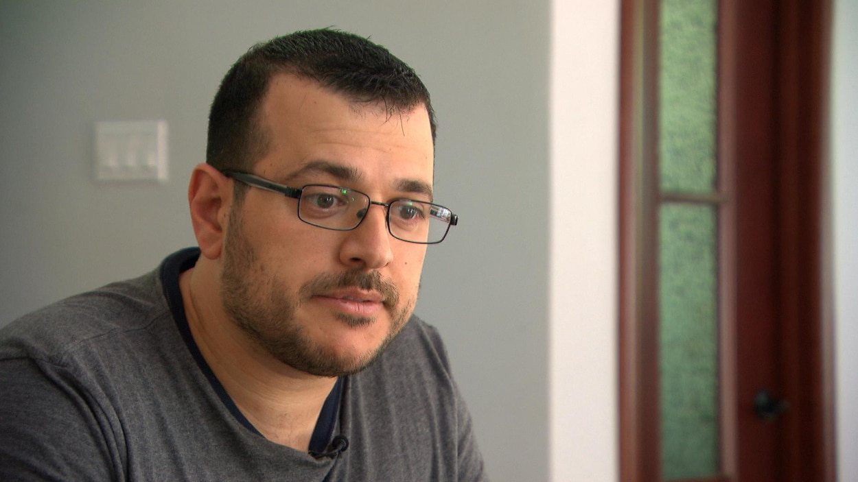 Marc Abou-Abdallah répond aux questions d'une journaliste. Marc Abou-Abdallah répond aux questions d'une journaliste.