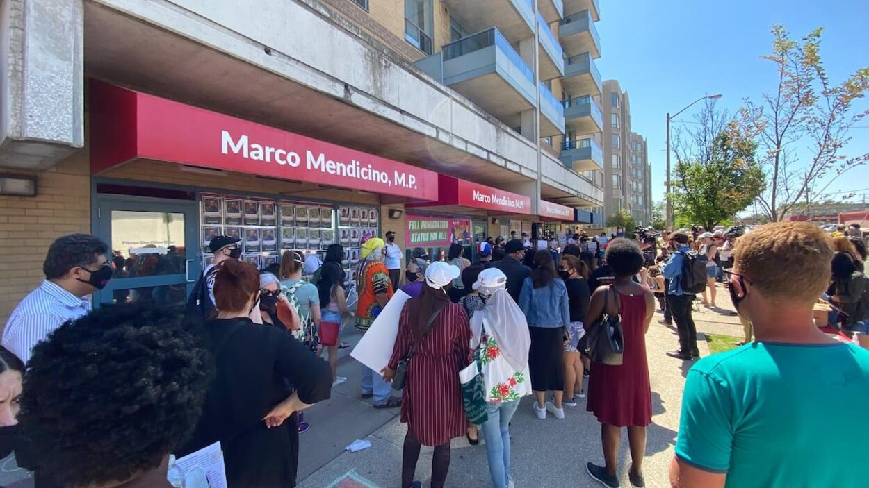 Des gens devant un immeuble