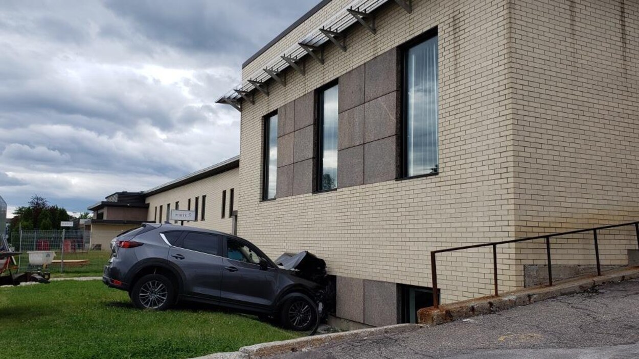 Un véhicule utilitaire sport a percuté un mur.