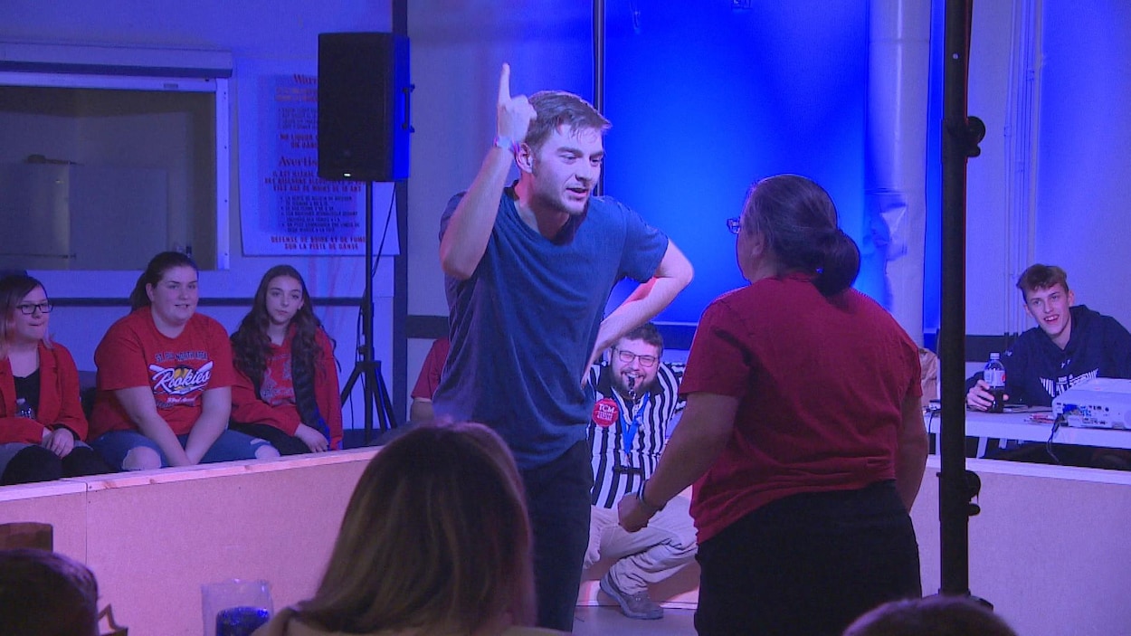 Deux joueurs d'improvisation s'affrontent lors d'un match d'impro à La Broquerie.