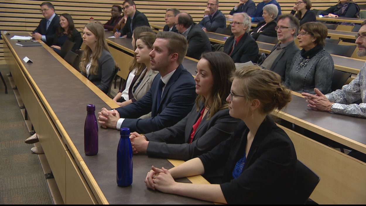 Des étudiants (au premier plan) du certificat de common law en langue française de l'Université de la Saskatchewan et des dignitaires étaient présents à l'inauguration officielle du programme en novembre 2016. Des étudiants (au premier plan) du certificat de common law en langue française de l'Université de la Saskatchewan et des dignitaires étaient présents à l'inauguration officielle du programme en novembre 2016.