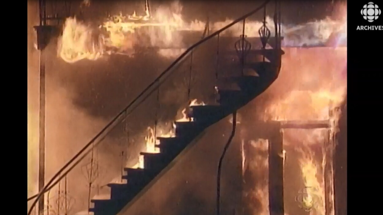 Flammes vives. Incendie d'un immeuble à Montréal avec escalier en avant plan.