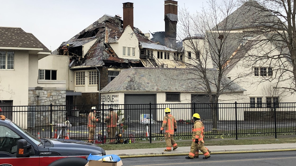 Le toit de l'Académie Sainte-Anne a été détruit par le feu.