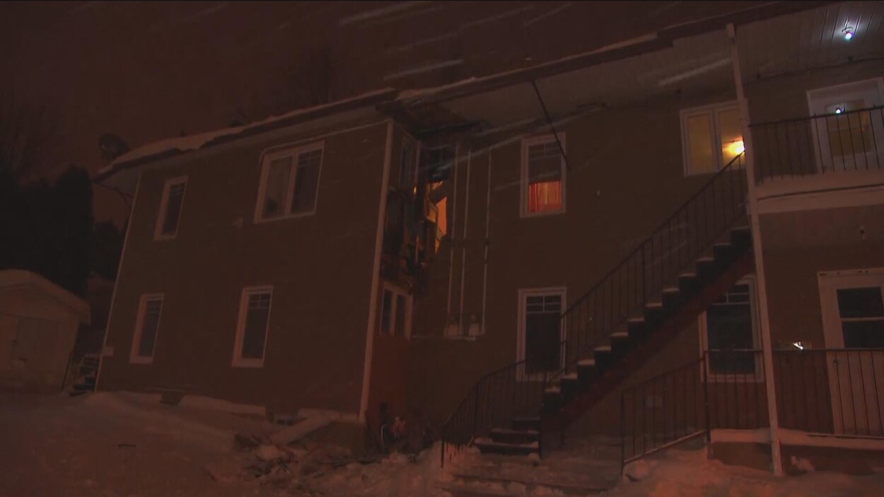 Un immeuble à logements abîmé par un incendie.