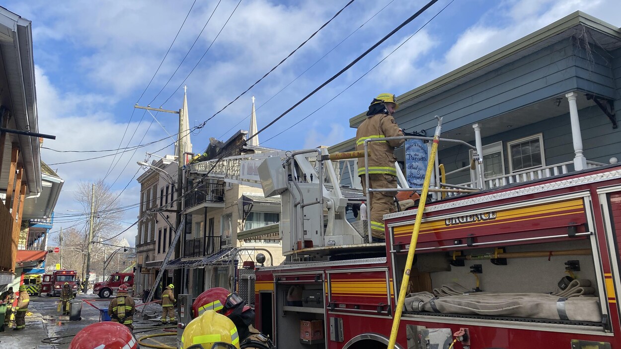 Deux bâtiments incendiés à SainteAnnedeBeaupré RadioCanada