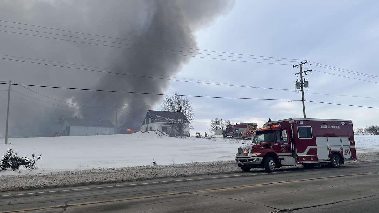 Un bâtiment de ferme est la proie des flammes à Saint-Fabien