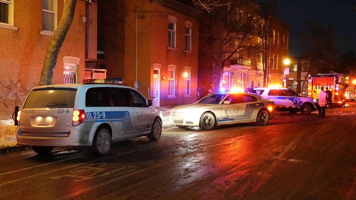 Des véhicules des services de la police et d'ambulanciers sur les lieux de l'incident.