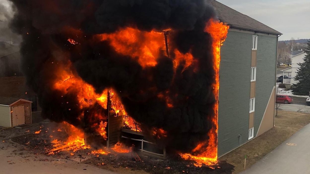Les flammes ravagent l'arrière du bâtiment.
