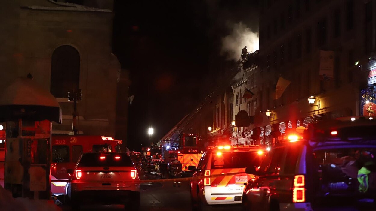 De nombreux effectifs ont été déployés pour combattre cet incendie au coeur du Vieux-Québec.