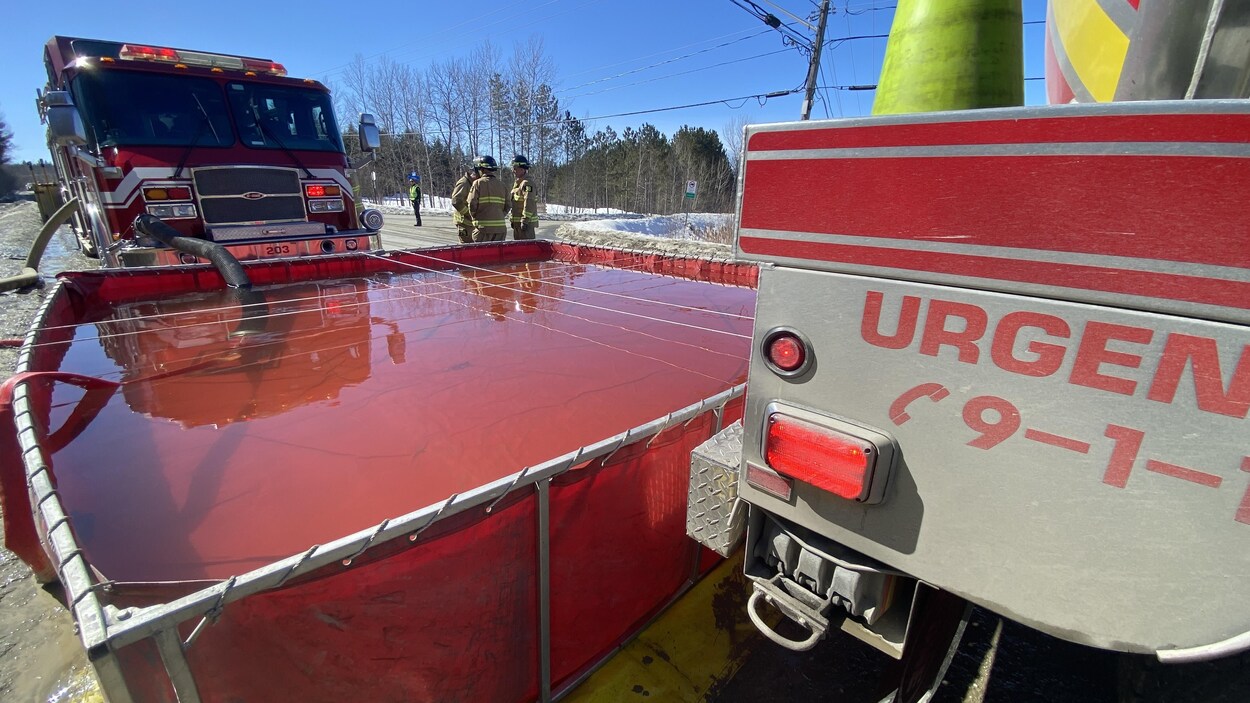Un garage ravagé par les flammes dans le Canton de Hatley RadioCanada