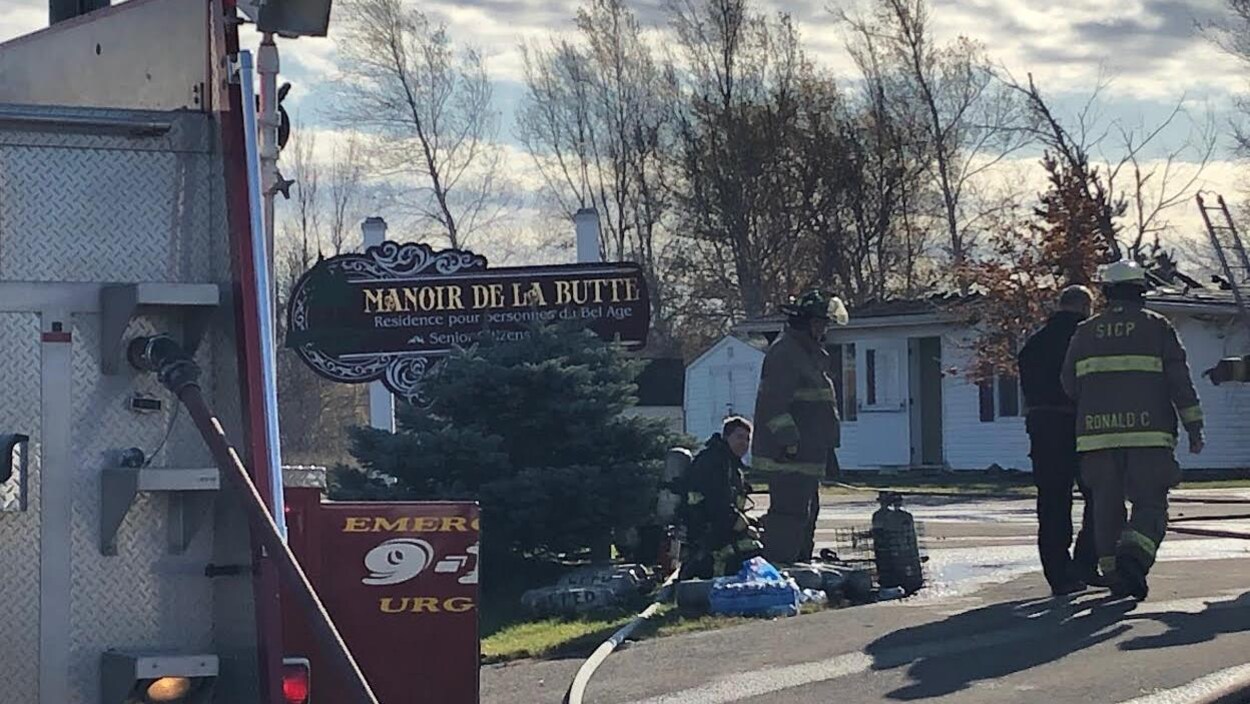 Des pompiers sur les lieux d'un incendie à Cap-Pelé, au Nouveau-Brunswick.