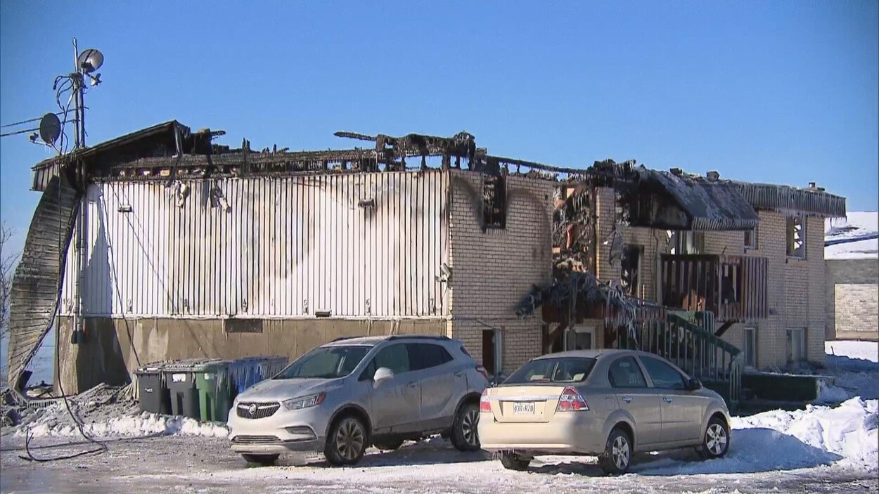 Un immeuble de logements détruit par les flammes.