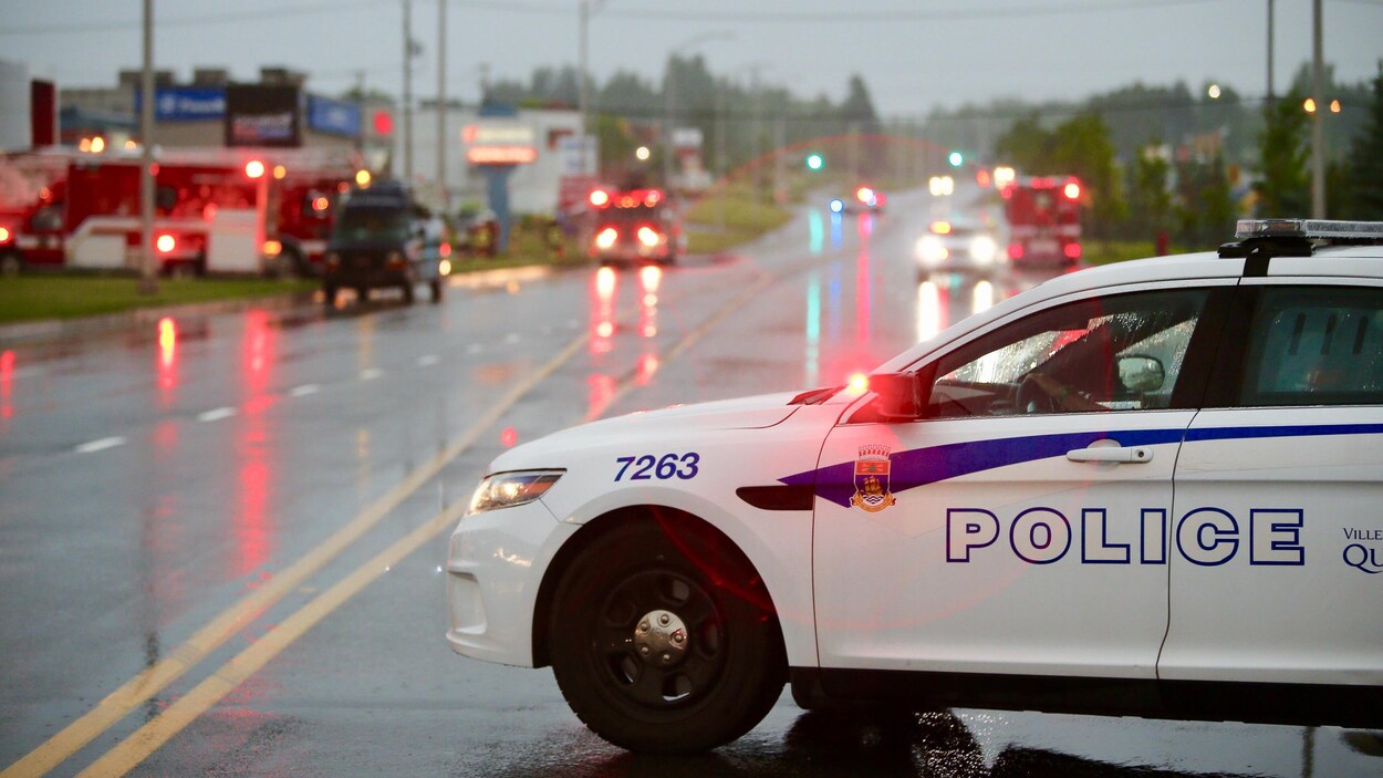 Une voiture de police bloque la rue.