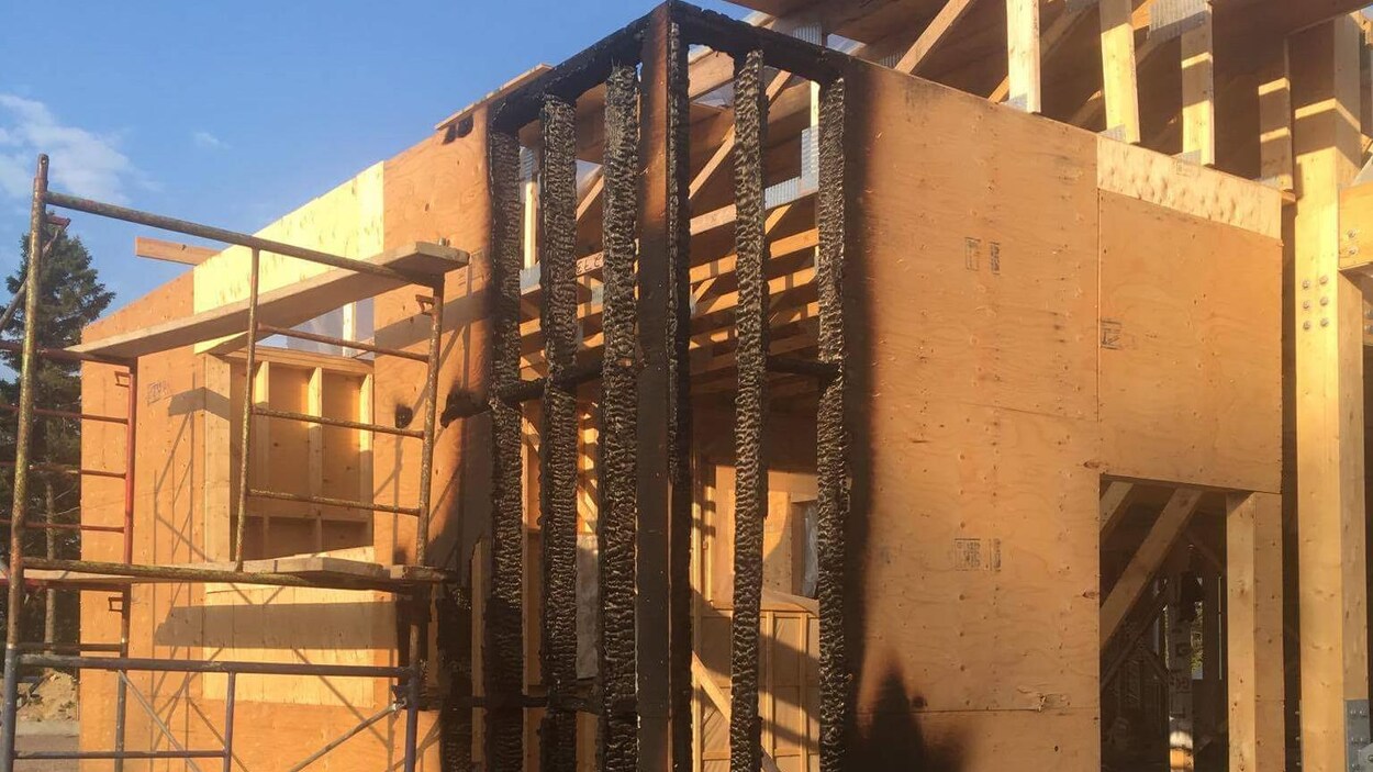Une structure en construction brûlée