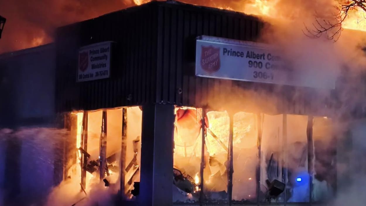 Un incendie ravageur emporte le seul centre de réchauffement de Prince Albert