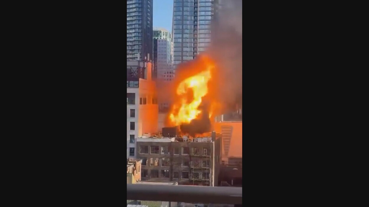 Un incendie sur le toit d’un édifice en construction à Toronto cause une explosion