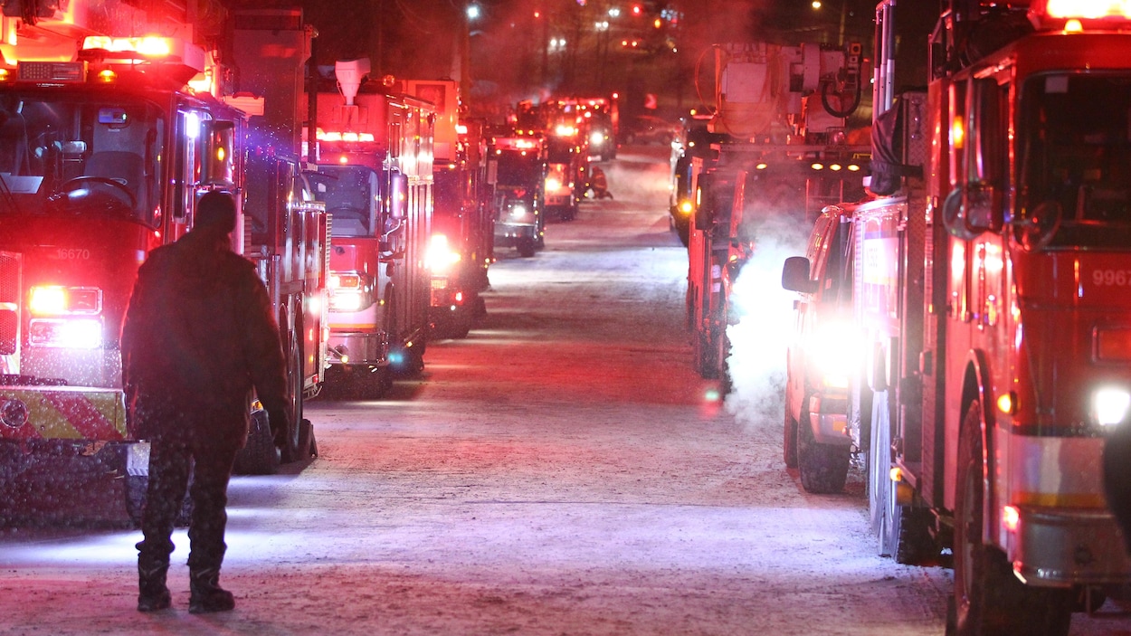 Un incendie a éclaté dans un immeuble résidentiel de Charlesbourg, mardi soir. Un incendie a éclaté dans un immeuble résidentiel de Charlesbourg, mardi soir.
