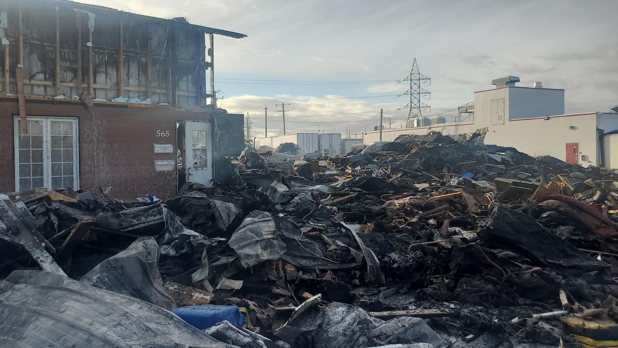 Les débris de l'usine incendiée au lendemain du feu.