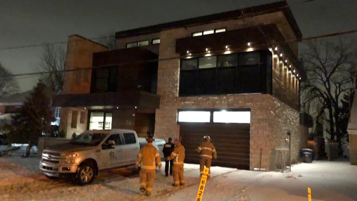 Des pompiers sur les lieux de l'incendie.