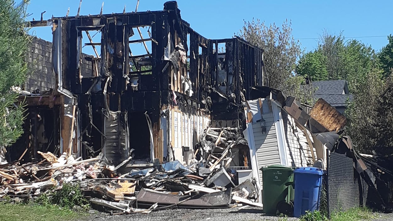 Un incendie a ravagé trois résidences de la rue J.-André-Déragon dans la nuit du 21 au 22 juin.