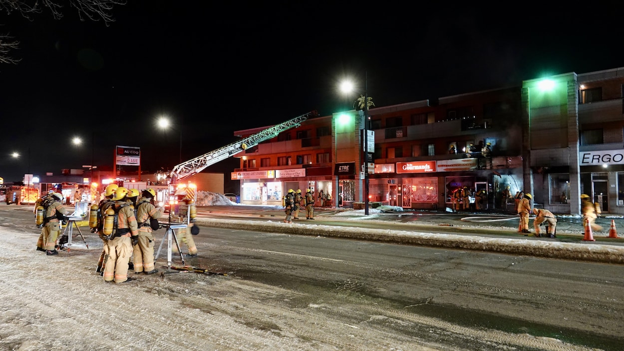 Un édifice résidentiel et commercial a été la cible d’un incendie criminel à Montréal