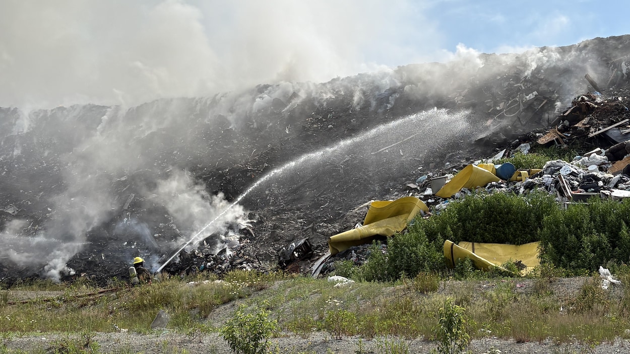Feu à l’écocentre de Val-d’Or : les pompiers sécurisent les lieux