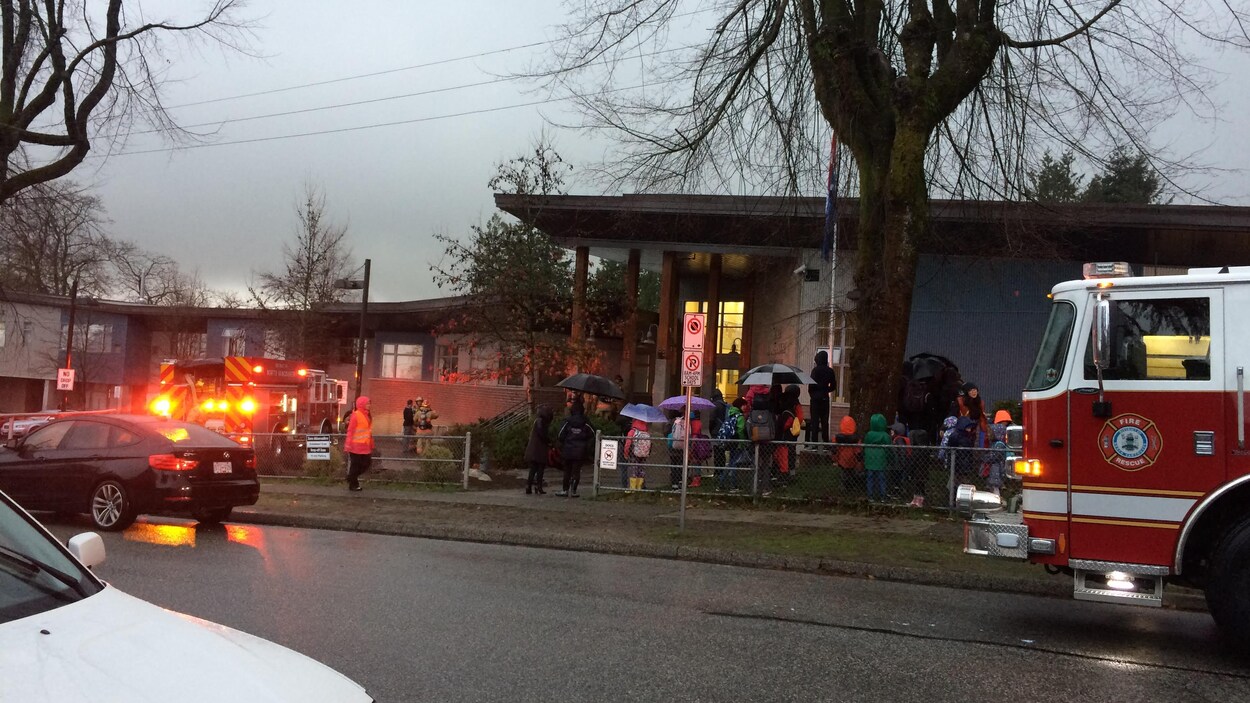 Un camion d'incendie devant une école. Un camion d'incendie devant une école.