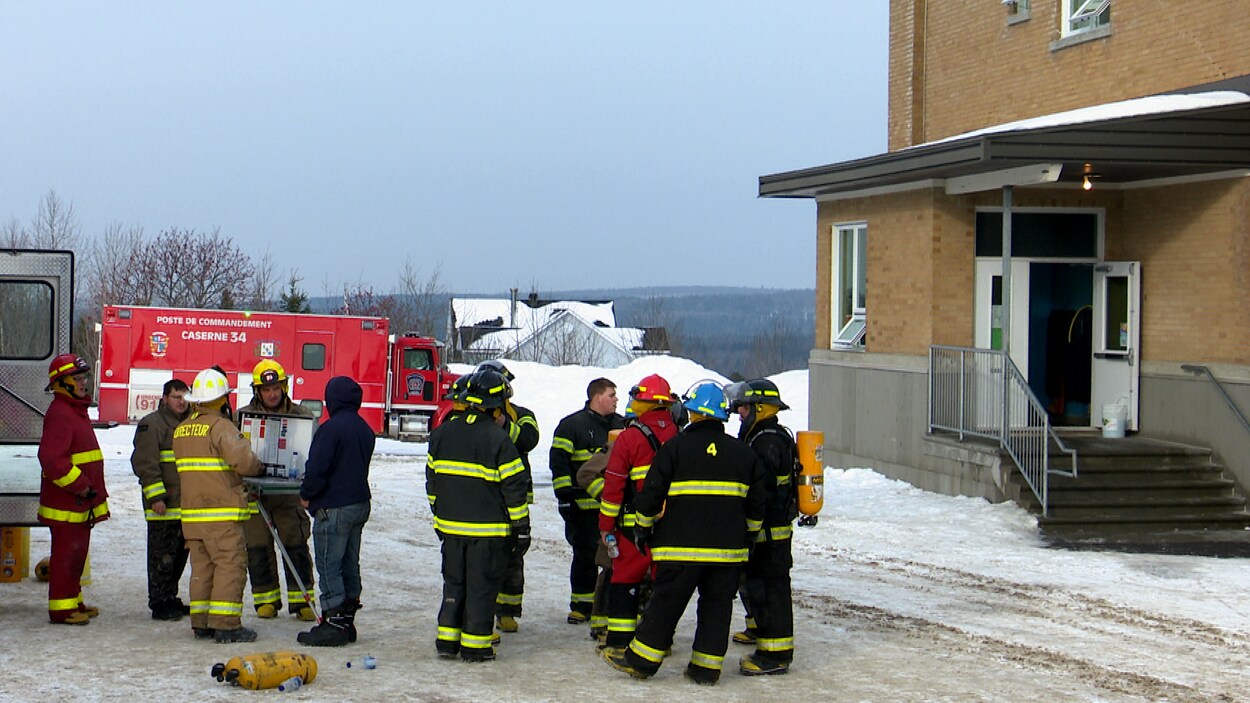 À l'arrivée des pompiers de la fumée était visible au sous-sol de l'édifice. À l'arrivée des pompiers de la fumée était visible au sous-sol de l'édifice.