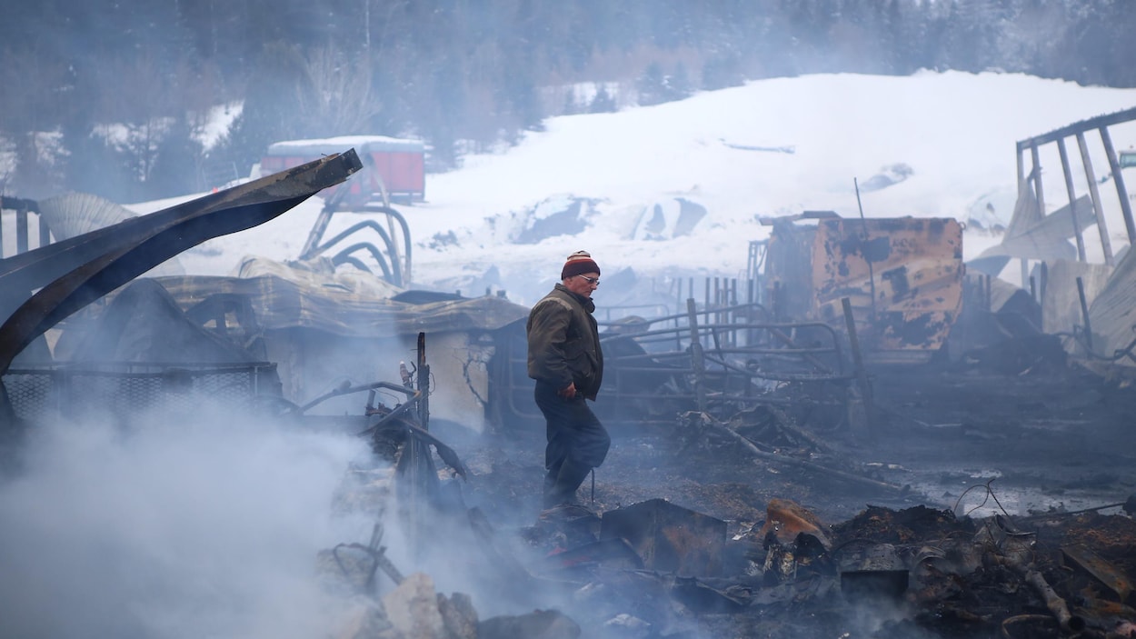 Gilles Lessard arpente les décombres de sa ferme laitière