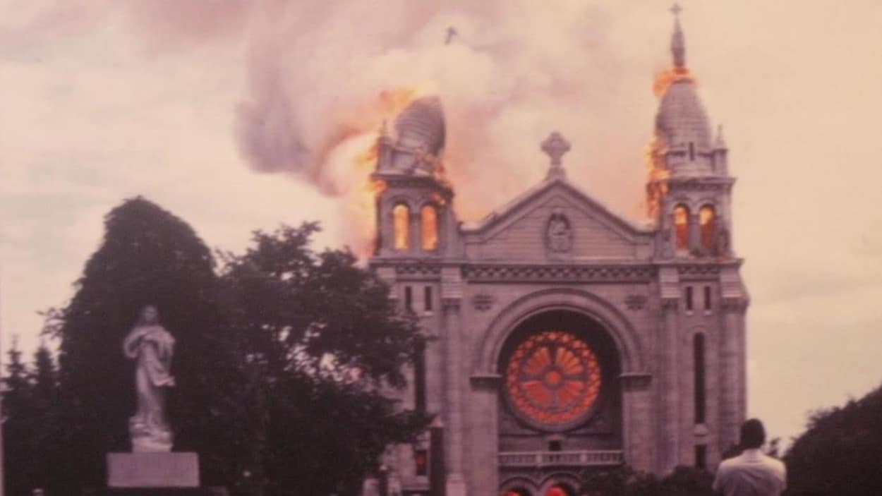 Un clocher s'écroule dans une boule de flammes, plus bas, la rosace luit d'un orange infernal.