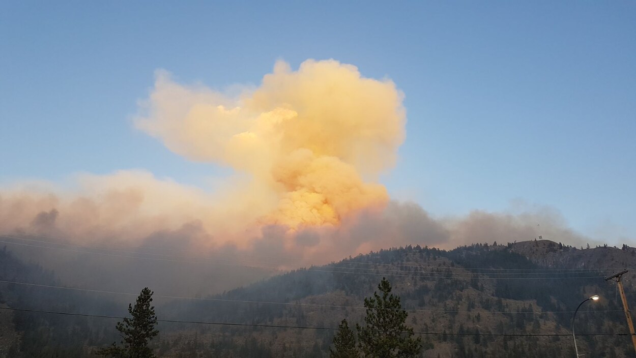Un feu brûle dans les montagnes de la vallée de l'Okanagan.