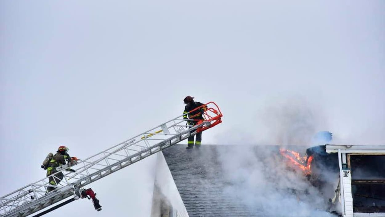 Le feu détruit un immeuble à logements de Chandler