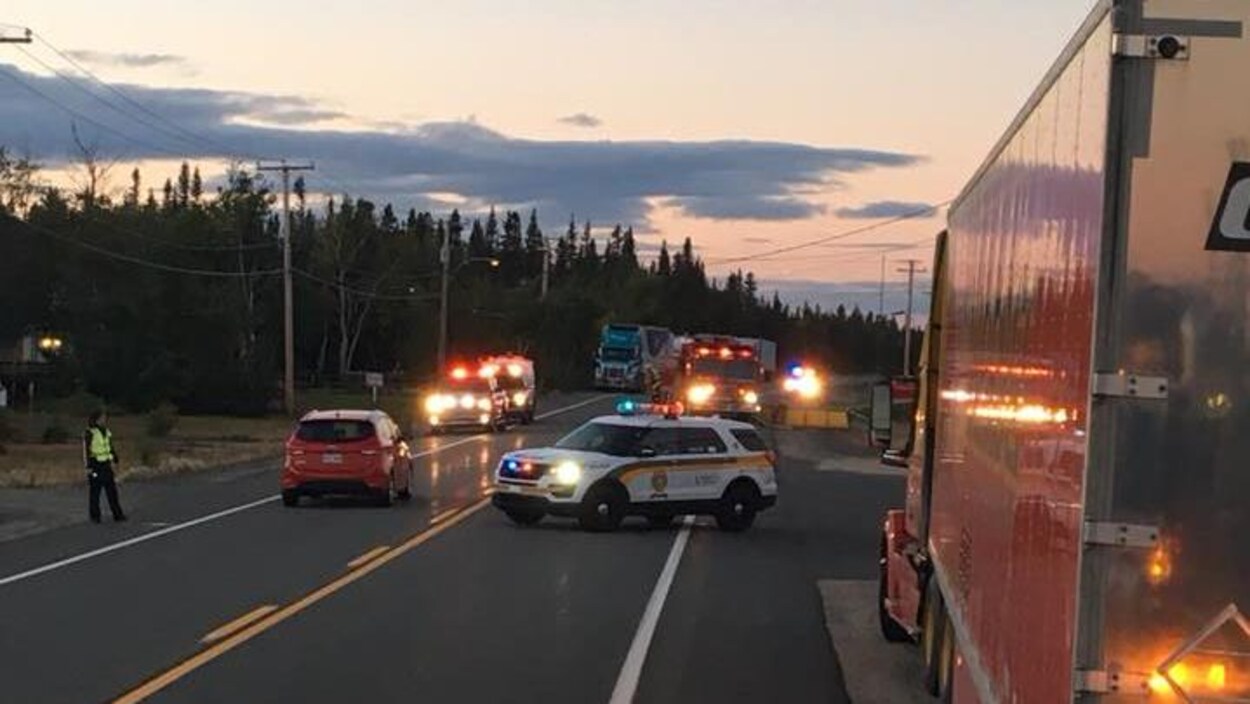 Des camions de pompier et des voitures de police sur la route 138.