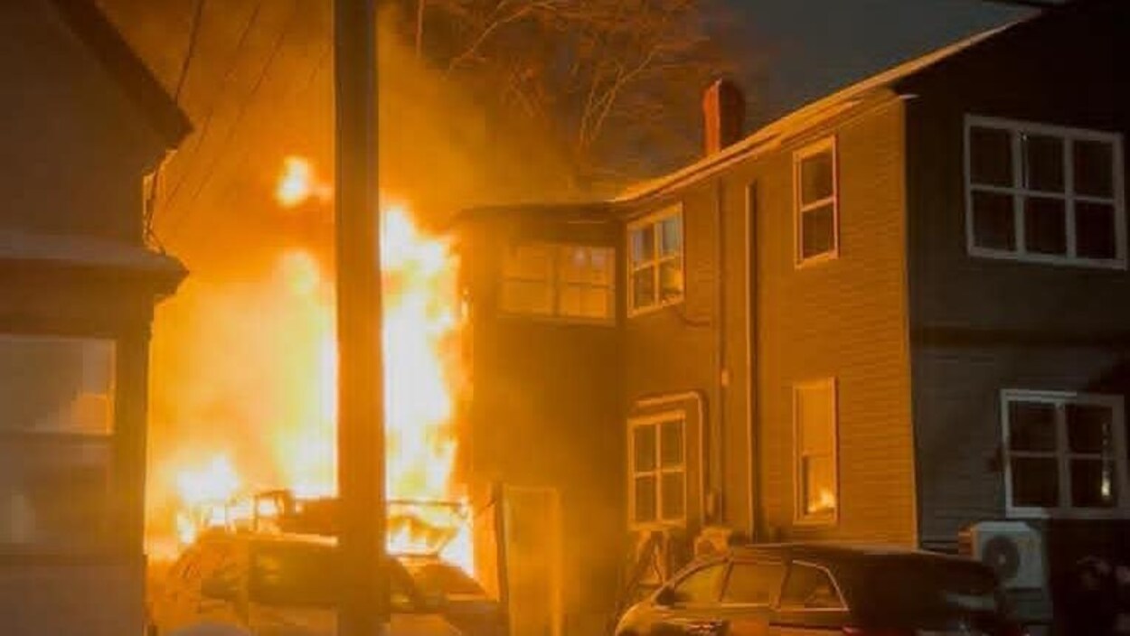 Des voisins se mobilisent pour aider une famille de 9, à la rue après un feu