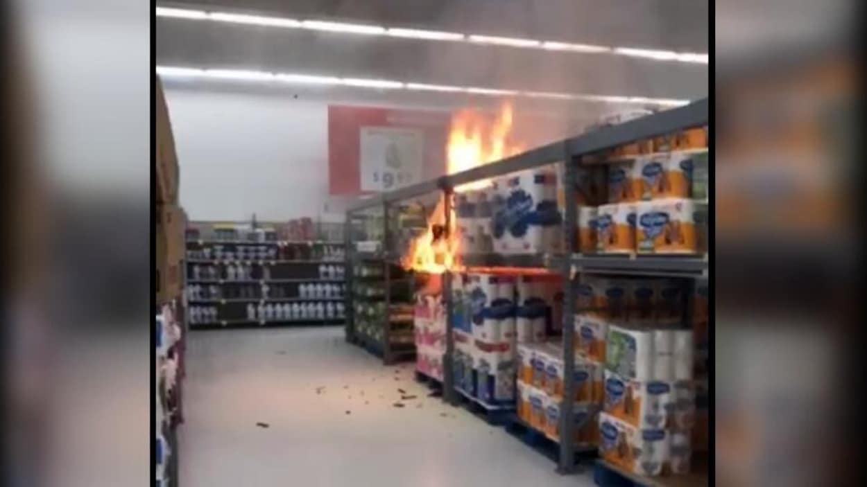Des essuie-tout sont en feu. Une fumée grise s'échappe des flammes.