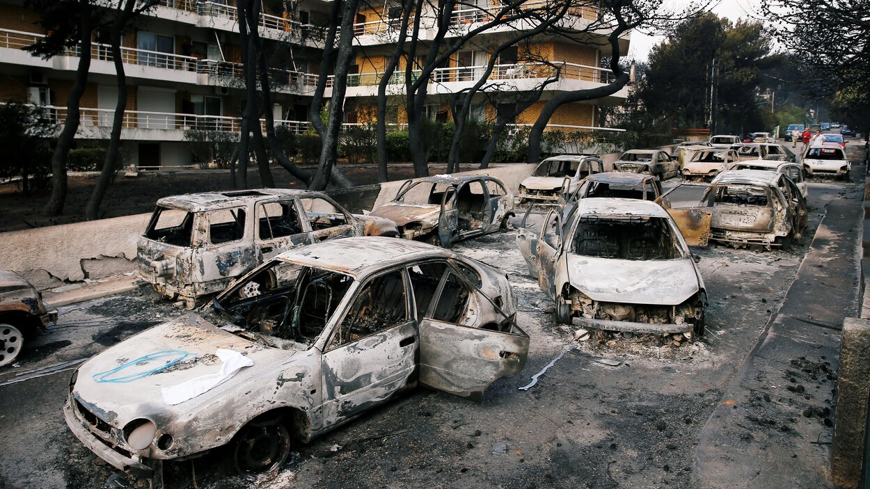 Carcasses de voitures à la suite d'un incendie meurtrier dans le village de Mati, en Grèce