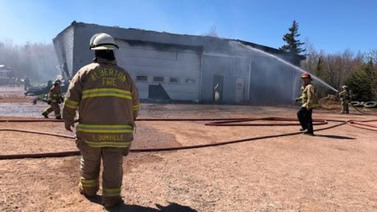 Le chef des pompiers d'Alberton, Shannon Dumville face à une usine en feu