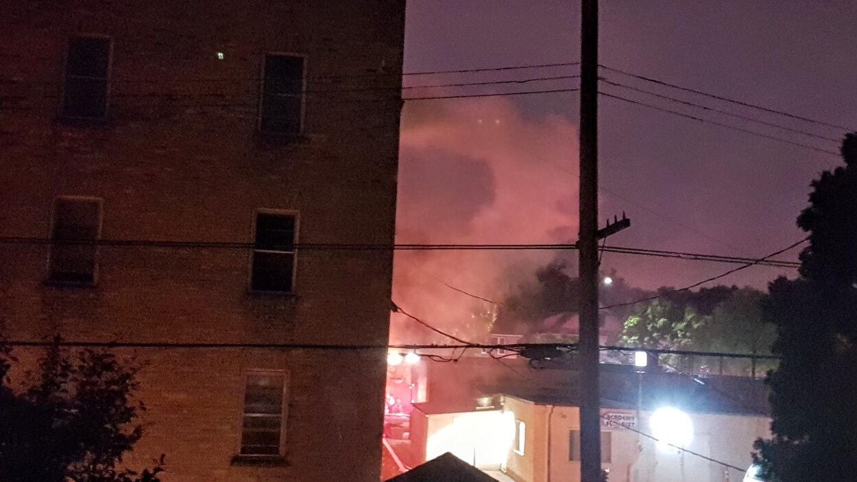 Un incendie s'est déclaré au 3e étage d'un immeuble de l'avenue Corydon tôt dimanche matin. Un incendie s'est déclaré au 3e étage d'un immeuble de l'avenue Corydon tôt dimanche matin.