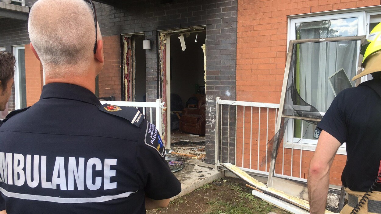 Les services d'urgence constatent les dégâts.