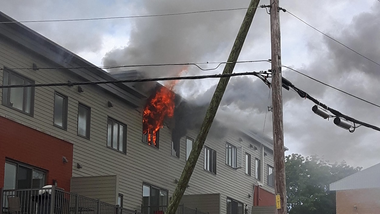 L'incendie s'est déclaré dans la toiture de l'immeuble d'appartements. L'incendie s'est déclaré dans la toiture de l'immeuble d'appartements.