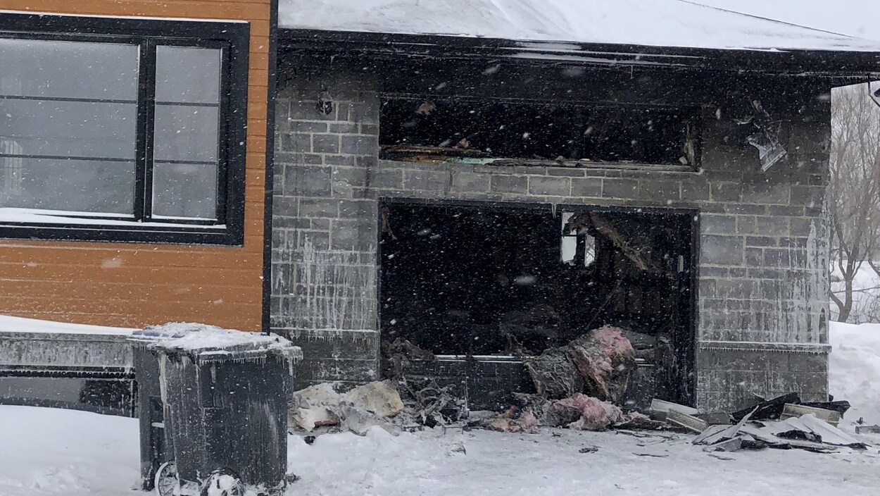 Garage détruit par les flammes (feu éteint).