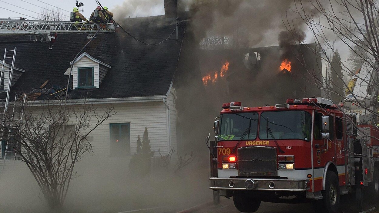 Deux résidences ont été ravagées par les flammes, lundi soir, à L'Ancienne-Lorette.