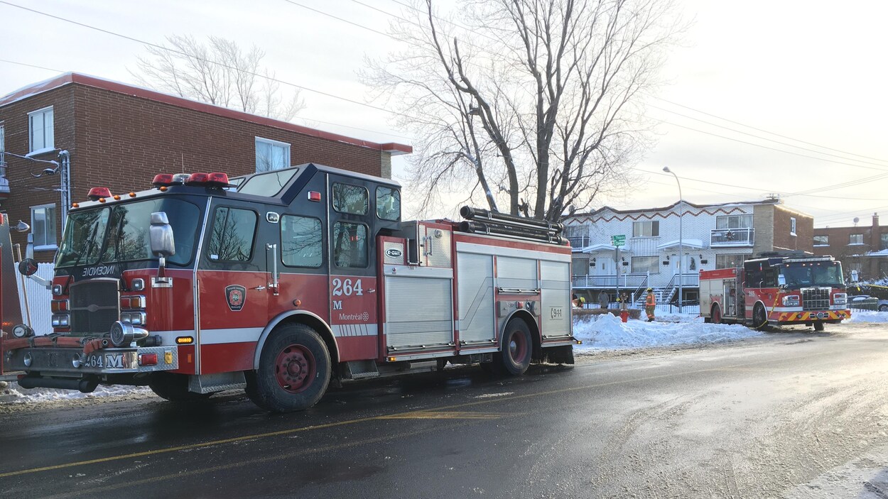 Un camion de pompiers devant le lieu de l'incendie Un camion de pompiers devant le lieu de l'incendie