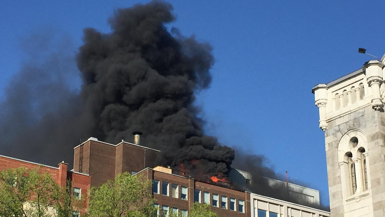 Des images du feu sur le toit de l'immeuble du « Devoir ». Des images du feu sur le toit de l'immeuble du « Devoir ».
